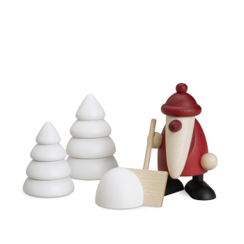 Weihnachtsmann mit Schneeschippe und zwei Winterbäumen